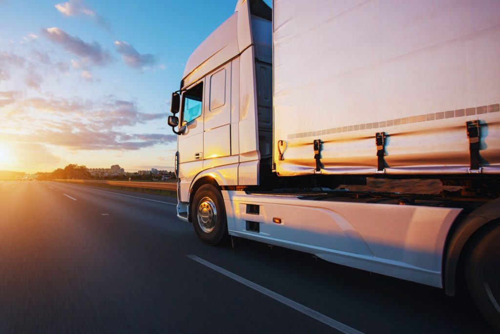 Zakazy dla ciężarówek w Europie – co realnie ogranicza transport?