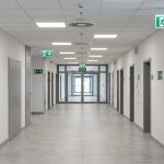 Znaki ewakuacyjne nowa norma. Czy stare oznakowanie trzeba wymienić?
