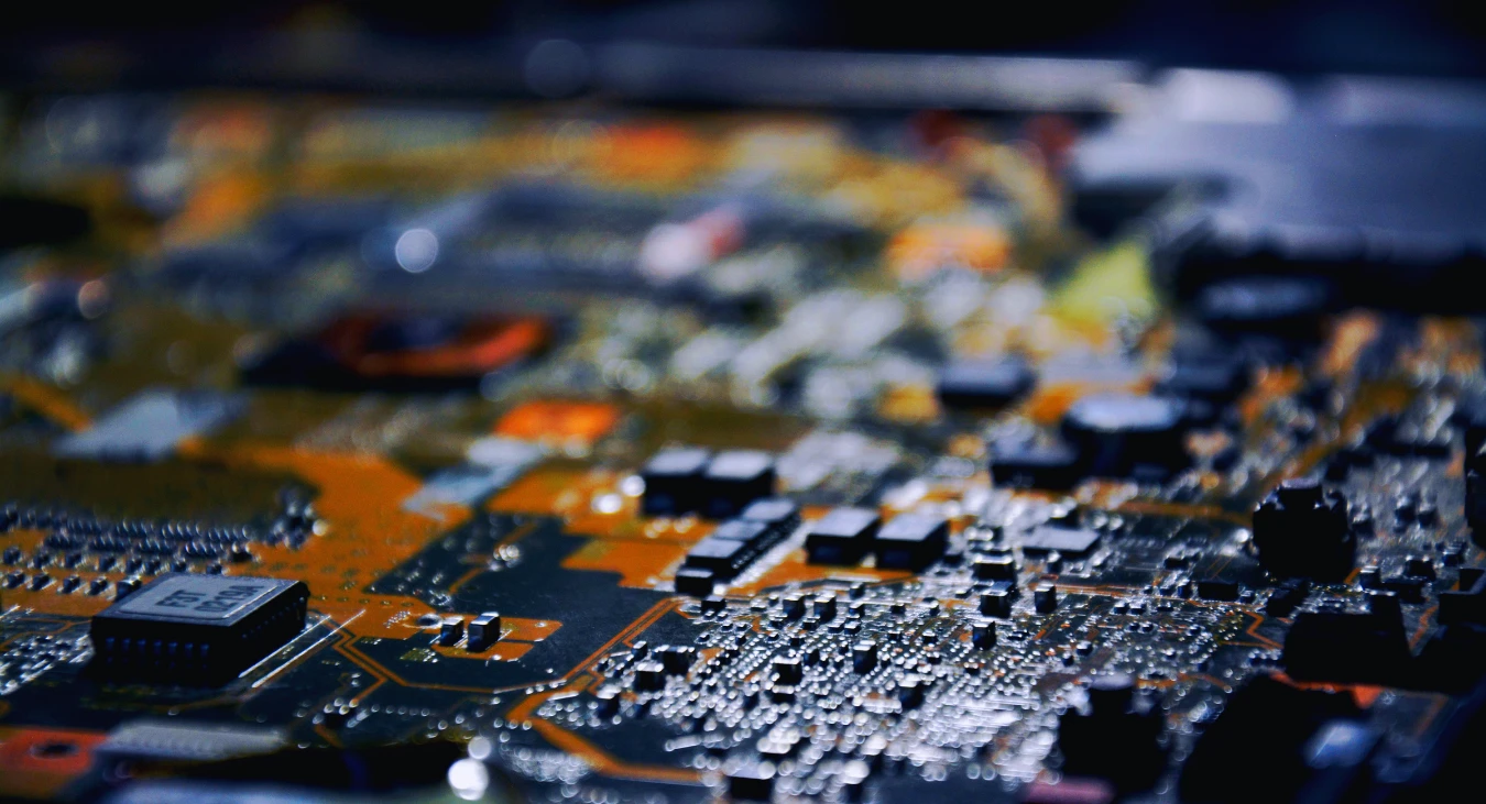 Porównanie poprawnego lutu i zimnego lutu na płytce PCB