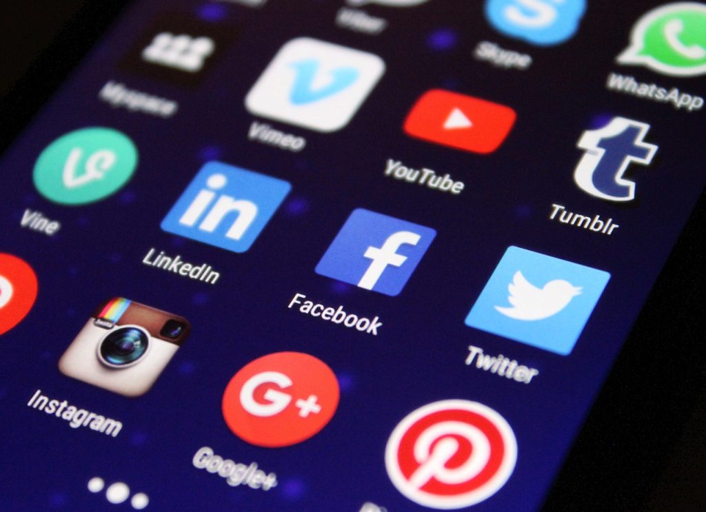 Strategie rozwoju i budowy wizerunku w social mediach: Jak przełamać barierę algorytmów?