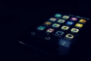 Mikroskopy, lasery i precyzyjna elektronika. Jak nowoczesne technologie zmieniły naprawę smartfonów?