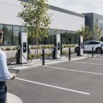 Infrastruktura ładowania EV w zakładzie przemysłowym. Jak zaprojektować zasilanie i przygotować parking firmowy?