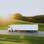 Jak wybrać firmę transportową do regularnej obsługi dostaw B2B?