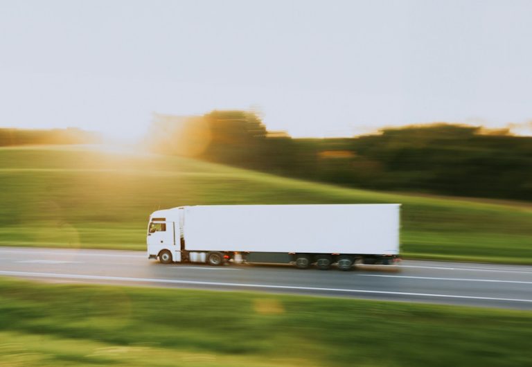 Jak wybrać firmę transportową do regularnej obsługi dostaw B2B?